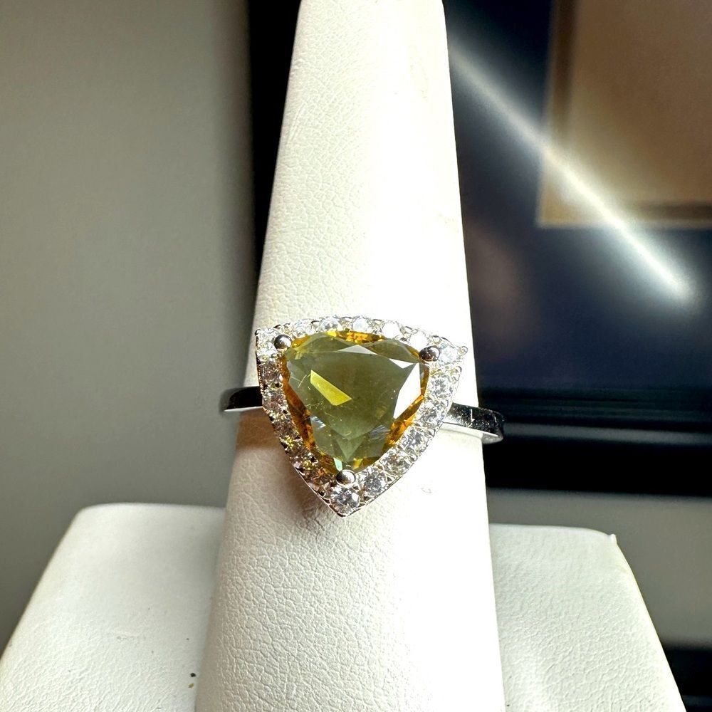 NWT Color Changing, Trillion Cut Zultanite w/ halo of cz diamonds in 925 ring!